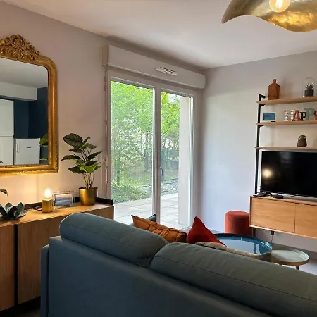 Retro-chic Elegance With Terrace Near Tramway Apartment
